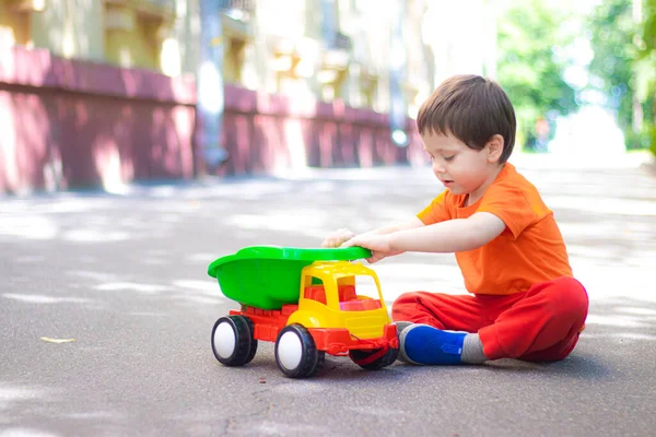 Seorang Anak Laki Laki Bermain Dengan Mobil Aspal Permainan Jalan Stok Foto