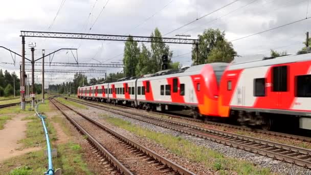 Slik ritten op de spoorlijn. Moderne Russische elektrische trein. Openbaar vervoer. Vervoer van passagiers. Rusland, Lyuban 3 augustus 2019 — Stockvideo