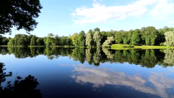 Soirée Été Dans Parc Avec Lac Sur Fond Nuages Bleus — Video