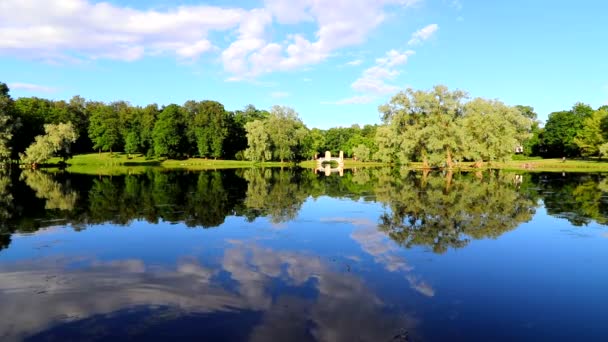 Soirée d'été dans le parc avec un lac sur fond de nuages bleus 