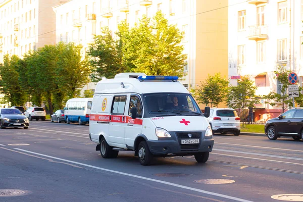 Çağrıya cevap vermek için bir ambulans yolda. Şehirde bir ambulans var. Doktor çağırıyorum. Sağlık ve ilaç. Salgın ve koronavirüs. Rusya, Saint Petersburg 17 Temmuz 2020