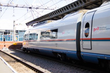 Karakoldaki köylüler. Yolcu taşımacılığı. Hız treni. Gökdoğan Şahini takvimi hakkında bir makale. Saint Petersburg - Moskova. Rusya, Saint Petersburg 30 Temmuz 2020