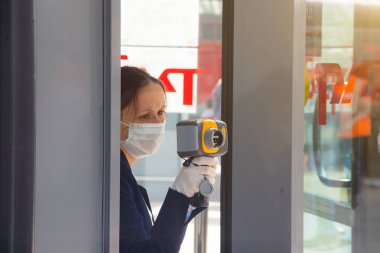 İnsanların ateşini kontrol ediyorum. Büyük bir insan akışının sıcaklığını belirlemek. Epidemiyolojik Termal Görüntüleyici. Güvenlik ve sağlık. Nehirdeki hasta insanları teşhis etmek. Halka açık. Coronavirus. Rusya, Saint Petersburg 30 Temmuz 2020