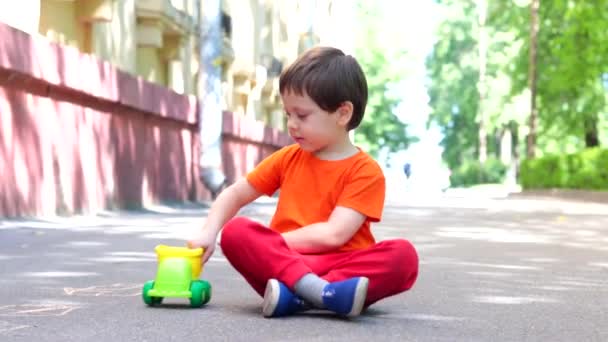 Niño Jugando Coche Calle Durante Día — Vídeos de Stock