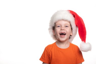 Noel Baba şapkalı çocuk gülüyor. Dişleri olmayan çocuk gülüyor. Dişçi reklamı. Diş hekimliğinde yeni yıl etkinliği. Küçük Noel Baba. Beyaz arka planda bir çocuk. Mutlu çocuk.