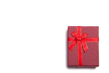 Beyaz arka planda fiyonklu kırmızı hediye. Kırmızı pruva. Hediyenin önünde eğil. Hediye paketi. izole edilmiş. Uzayı kopyala Hediyelerle ilgili makale. Yeni yıl ve Noel. Sevgililer Günü. Mevsimlik tatil.