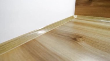 Hareket halindeki modern bir ışık mutfağının detayları. Parlak mutfak manzarası. Mutfak vitrini. Videoda hareket var. Mutfak beyaz ve ahşap tezgahı var. Rusya, Saint Petersburg, İç Kesimler