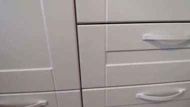 Hareket halindeki modern bir ışık mutfağının detayları. Parlak mutfak manzarası. Mutfak vitrini. Videoda hareket var. Mutfak beyaz ve ahşap tezgahı var. Rusya, Saint Petersburg, İç Kesimler