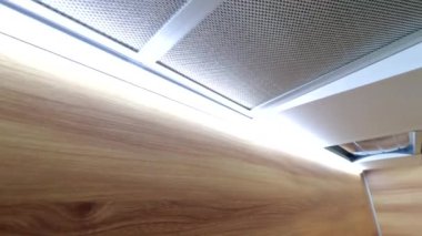 Hareket halindeki modern bir ışık mutfağının detayları. Parlak mutfak manzarası. Mutfak vitrini. Videoda hareket var. Mutfak beyaz ve ahşap tezgahı var. Rusya, Saint Petersburg, İç Kesimler