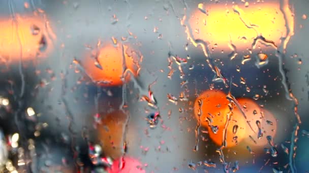 Des gouttes de pluie dans la ville sur la fenêtre. Déconcentre-toi. Gouttes sur le verre. Lumières de ville en mouvement. Vidéo de la vie urbaine. Détends-toi.. — Video