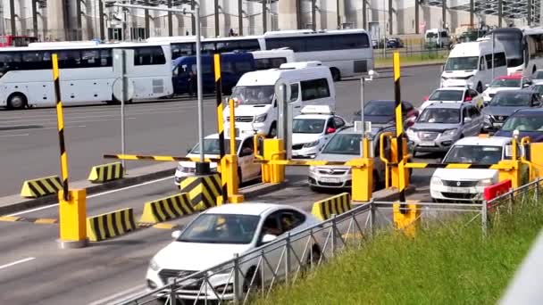 汽车通过障碍物。打开屏障。检查有付车费的汽车。停在机场。俄罗斯圣彼得堡普尔科沃机场2020年9月18日 — 图库视频影像