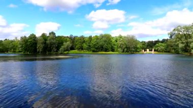 Park Gölü 'nde yaz manzarası. Gölde su hareketi.