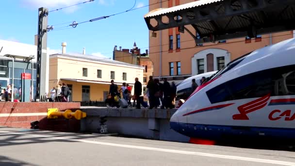 ผู้โดยสารลงจากรถไฟ ผู้โดยสารออกจากเพเรกริน ฟอลคอน รถไฟความเร็วสูงของรัสเซีย รัสเซีย, เซนต์ปีเตอร์สเบิร์ก, สถานีรถไฟ Moskovsky 31 สิงหาคม 2020 — วีดีโอสต็อก