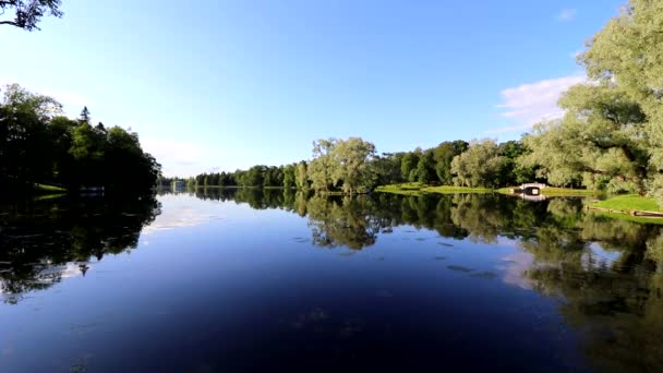 Paisaje de verano en el lago Park. Movimiento de agua en el lago. — Vídeos de Stock