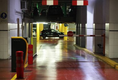 otoparkta siyah araba