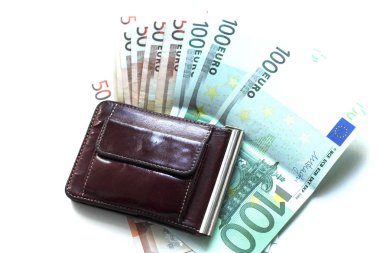 euro Bono beyaz bir arka plan üzerinde yatan cüzdan