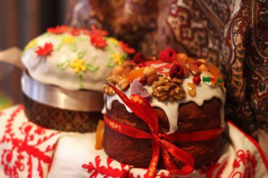 bir eşarp arka planda iki festival Paskalya kek ile hala hayat. Hafif Paskalya tatili, geleneksel yemek. Mesih yükseldi