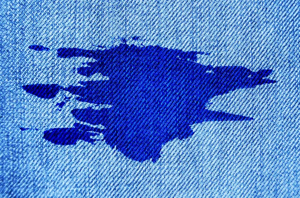 Textura de grunge de calça com uma mancha molhada azul. Publicidade, espaço para texto. Fundo horizontal — Fotografia de Stock