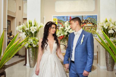 güzel mutlu genç gelin ve damat düğün kutluyor