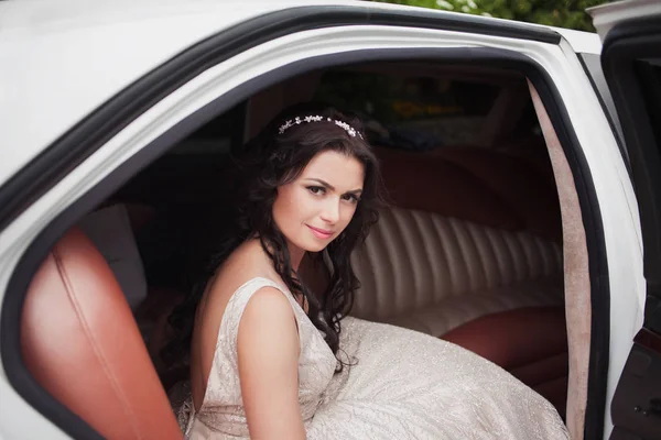 Jonge mooie Kaukasische bruid vrouw in witte auto — Stockfoto