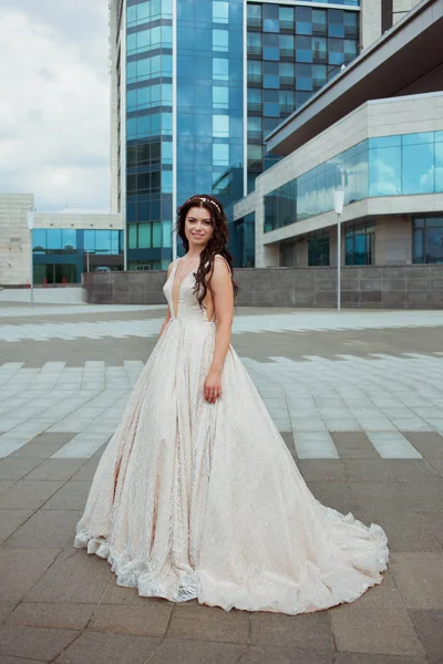 Jeune belle mariée en plein air sur fond de ville — Photo