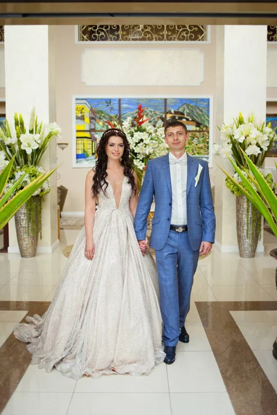 Vackra glada unga bruden och brudgummen firar bröllop — Stockfoto