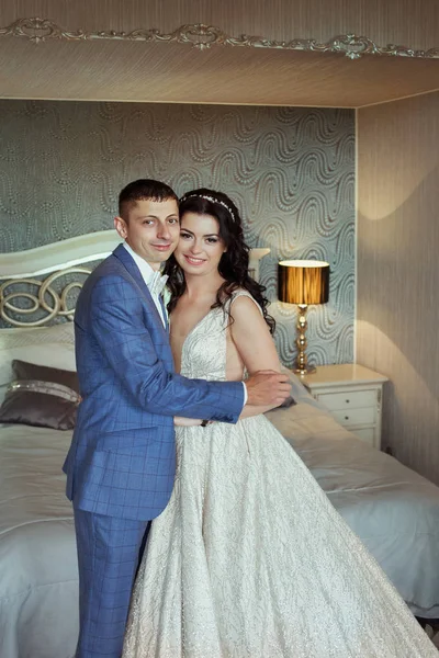 Vackra glada unga bruden och brudgummen firar bröllop — Stockfoto