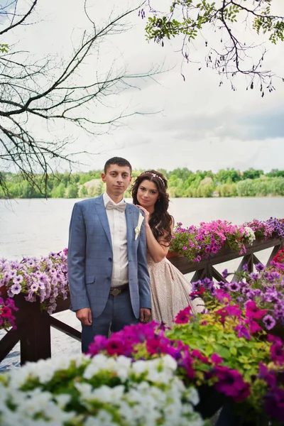 Bela noiva jovem feliz e noivo celebrando casamento ao ar livre — Fotografia de Stock