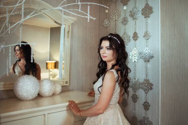 Genç mutlu güzel beyaz gelin kız beyaz elbisenin içinde kapalı