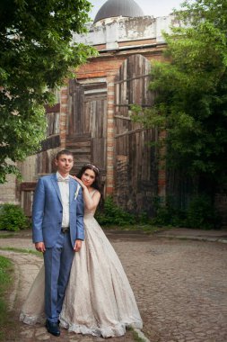 güzel mutlu genç gelin ve damat düğün açık kutluyor