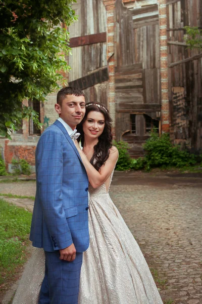 Vackra glada unga bruden och brudgummen firar bröllop utomhus — Stockfoto