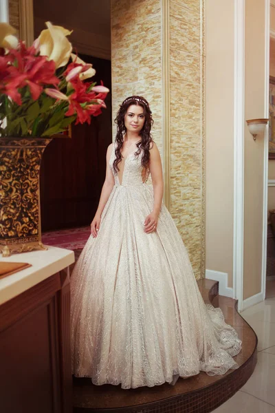 Young happy beautiful caucasian bride girl indoor in white dress — Stock Photo, Image