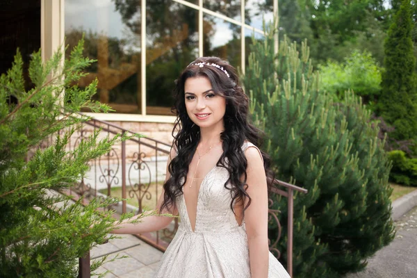 屋外、自然の白いドレスを着た若い美しい花嫁女性 — ストック写真