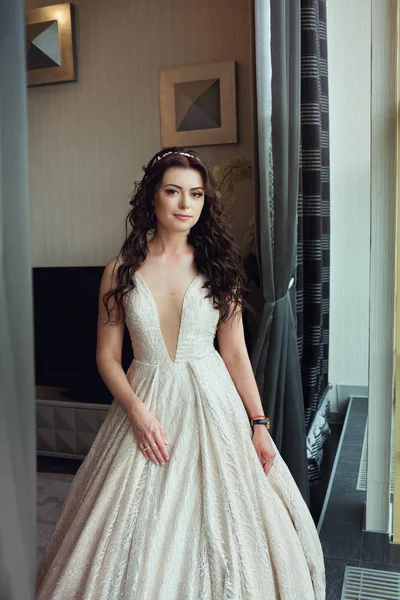 Young happy beautiful caucasian bride girl indoor in white dress — Stock Photo, Image