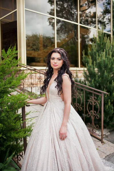 Joven hermosa novia mujer en vestido blanco al aire libre en la naturaleza —  Fotos de Stock