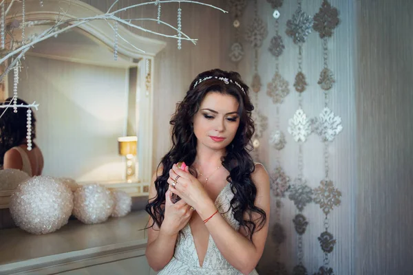 Young happy beautiful caucasian bride girl indoor in white dress — Stock Photo, Image