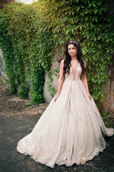 Young beautiful bride woman in white dress outdoors on the nature — Stock Photo, Image