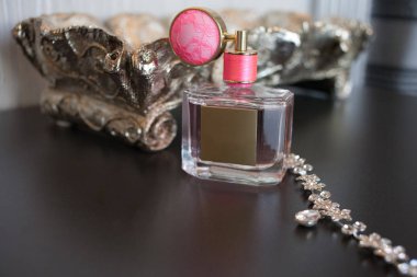 Parfüm ve takı masada