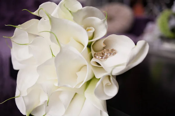 Bouquet of flowers wedding original rings — Stock Photo, Image