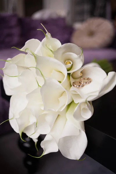 원래 반지를 결혼식 꽃의 꽃다발 — 스톡 사진