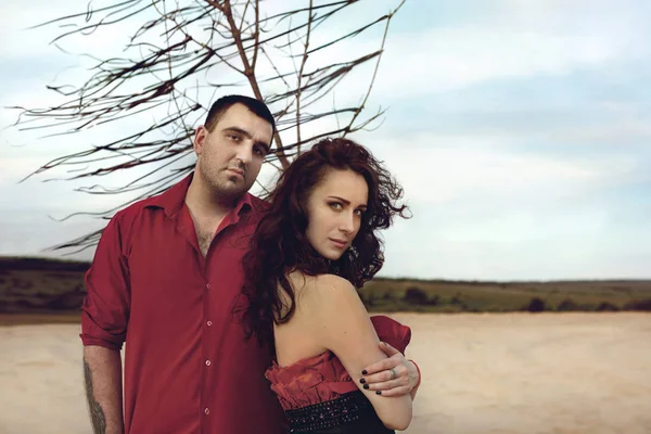Mannen i skjorta och kvinna i klänning i öknen — Stockfoto