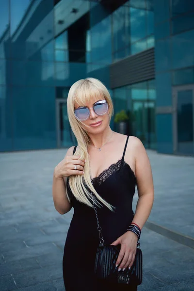 Hermosa mujer en gafas de sol en la ciudad — Foto de Stock