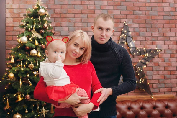 Madre, padre e figlia felici vicino all'albero di Natale — Foto Stock