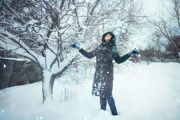 年轻美丽的高加索妇女在雪的背景下, 冬季街道 — 图库照片