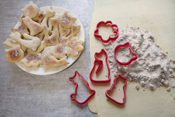 Güzel kurabiye kesme form üzerinde masa lambası