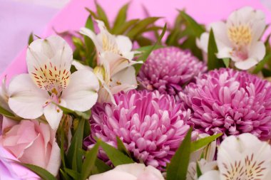 Yeşil arka planda güzel çiçekler güller ve tozluklar