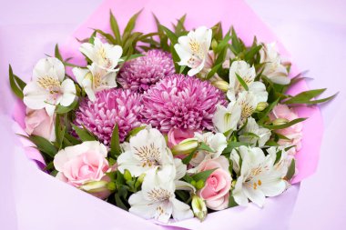 Yeşil arka planda güzel çiçekler güller ve tozluklar