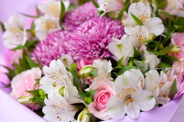 Yeşil arka planda güzel çiçekler güller ve tozluklar