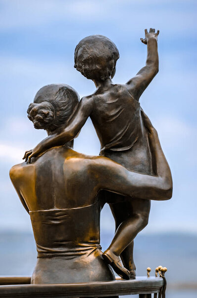 Бронзовая скульптурная композиция жены моряка. Символ любви и преданности. Одесский морской порт. Украина.