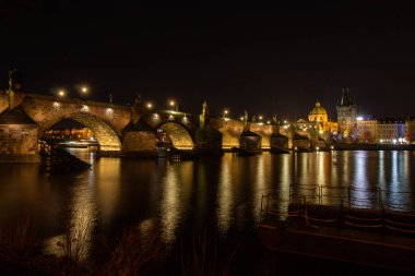 Prag'daki Charles Köprüsü'nde gece görünümü